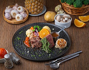 Australian Beef Tenderloin Steak Dinner (สเต็กเนื้อสันในออสเตรเลียสำหรับมื้อค่ำ) - Angle 2