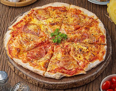BBQ Chicken Pizza with Roasted Shallots & Cheddar Cheese (พิซซ่าไก่บาร์บีคิว่)