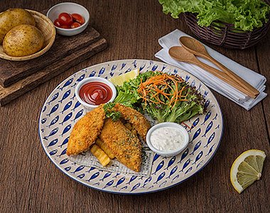 Traditional English Fish and Chips (ปลาและมันฝรั่งทอดแบบดั้งเดิมของอังกฤษ) - Angle 2