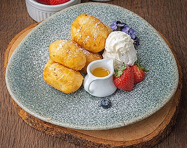 Gluay Tod - Thai style banana fritters with coconut ice cream (กล้วยทอดกับไอศกรีมมะพร้าว)