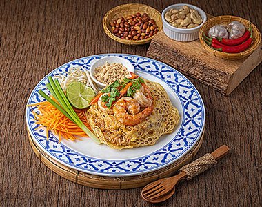 Paht Thai Gai/Goong (ผัดไทย ไก่/กุ้ง ห่อไข่) - Angle 2