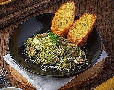 Sauteed Mushrooms & Pesto with Garlic & Pine Nuts (ซอสครีมโหระพาเเละเห็ด)