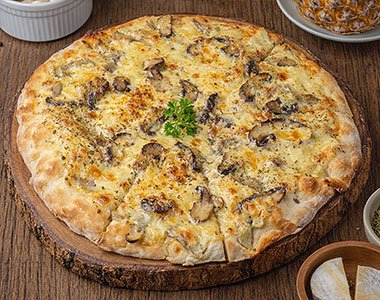 Mozzarella Cheese & Truffles (พิซซ่าหน้ามอสซาเรลล่าชีสและทรัฟเฟิล)