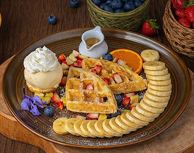Waffle with Mixed Fruits and Vanilla Ice Cream (วาฟเฟิล)