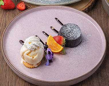 Warm Chocolate Cake with Raspberry Coulis & Vanilla Ice Cream (เค้กช็อกโกแลตกับราสเบอร์รี่ซอสและไอศกรีมวานิลลา)