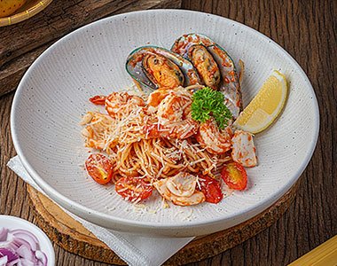 Seafood Pasta with Tomato Sauce (พาสต้าซีฟู้ดราดซอสมะเขือเทศ)